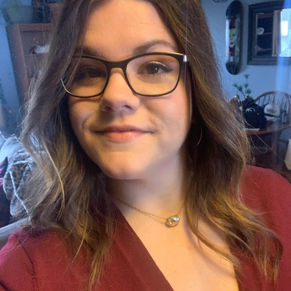 Meet your Posher, Emily - Picture 2 of 2